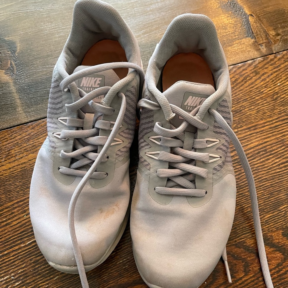 Women’s Nike shoe size 6